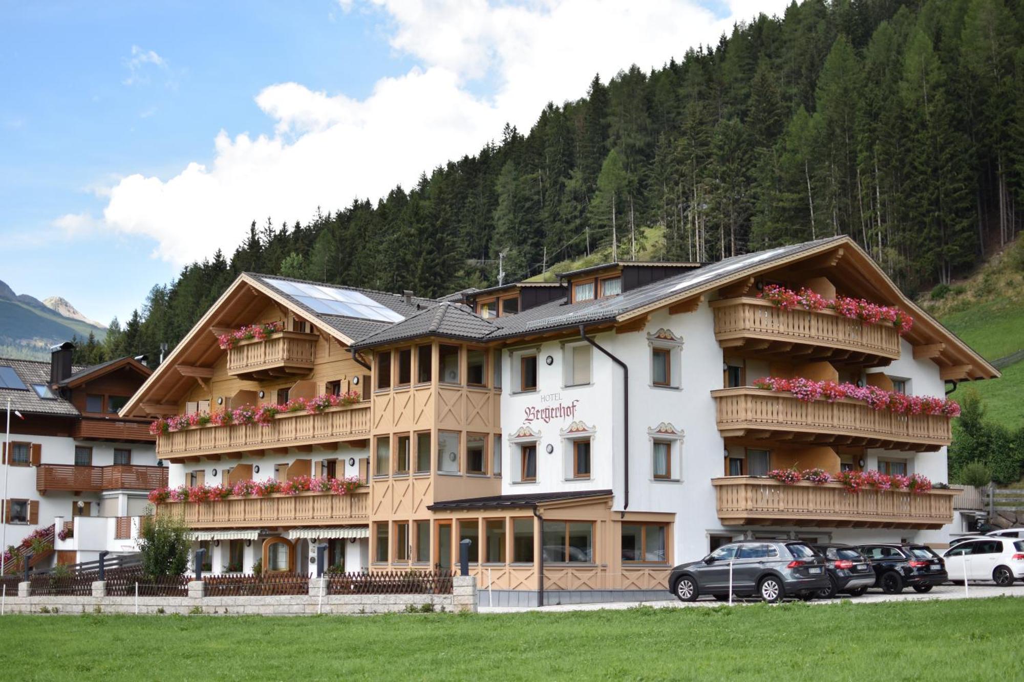 Almhotel Bergerhof Sarentino Exterior photo